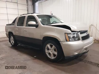 2007 Chevrolet Avalanche LTZ z VIN 3GNFK12367G139144, wystawiony jako IAAI lot #42148086 z przebiegiem 159 007 mil mil oraz . Historia ofert i sprzedaży dostępna na DreamBid. Obrazek 1.