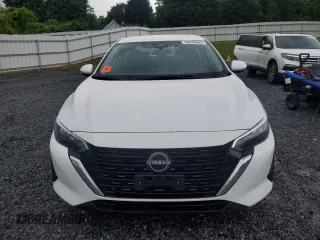2024 Nissan Sentra S z VIN 3N1AB8BV0RY284418, wystawiony jako Copart lot #56838965 z przebiegiem 46 435 mil mil oraz Czysty tytuł • Clean title. Historia ofert i sprzedaży dostępna na DreamBid. Obrazek 5.