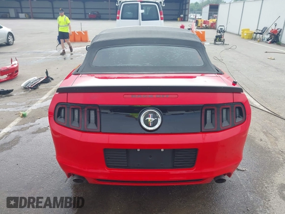 2013 Ford Mustang V6 z VIN 1ZVBP8EM4D5221864, wystawiony jako IAAI lot #42525497 z przebiegiem 130 482 mil mil oraz . Historia ofert i sprzedaży dostępna na DreamBid. Obrazek 17.