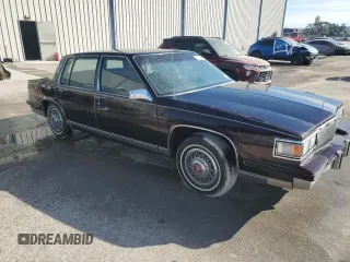 1985 Cadillac Fleetwood z VIN 1G6CB6984F4218496, wystawiony jako Copart lot #77674544 z przebiegiem 49 089 mil mil oraz Tytuł czysty. Historia ofert i sprzedaży dostępna na DreamBid. Obrazek 4.
