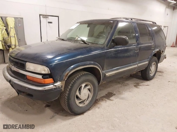 2000 Chevrolet Blazer LT with VIN 1GNDT13W8Y2141694, listed as a IAAI auction lot 41931315 with 251,945 mi miles. Bid and sale history available at carsss.com. Image 2.