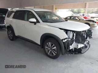 2024 Nissan Pathfinder SL z VIN 5N1DR3CA5RC208511, wystawiony jako IAAI lot #42293444 z przebiegiem 7 407 mil mil oraz . Historia ofert i sprzedaży dostępna na DreamBid. Obrazek 1.