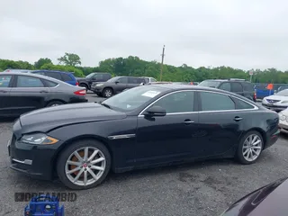 2016 Jaguar XJ Portfolio z VIN SAJWJ2GD0G8V97045, wystawiony jako IAAI lot #42410272 z przebiegiem 101 116 mil mil oraz . Historia ofert i sprzedaży dostępna na DreamBid. Obrazek 14.