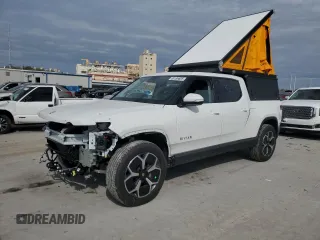2023 Rivian R1T Adventure z VIN 7FCTGBAA0PN028092, wystawiony jako Copart lot #89186605 z przebiegiem 13 083 mil mil oraz Szkody całkowita. Historia ofert i sprzedaży dostępna na DreamBid. Obrazek 1.
