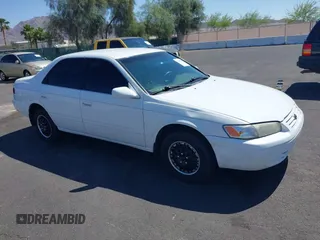 1999 Toyota Camry LE z VIN 4T1BG22K0XU904122, wystawiony jako IAAI lot #42305293 z przebiegiem 243 182 mil mil oraz . Historia ofert i sprzedaży dostępna na DreamBid. Obrazek 1.