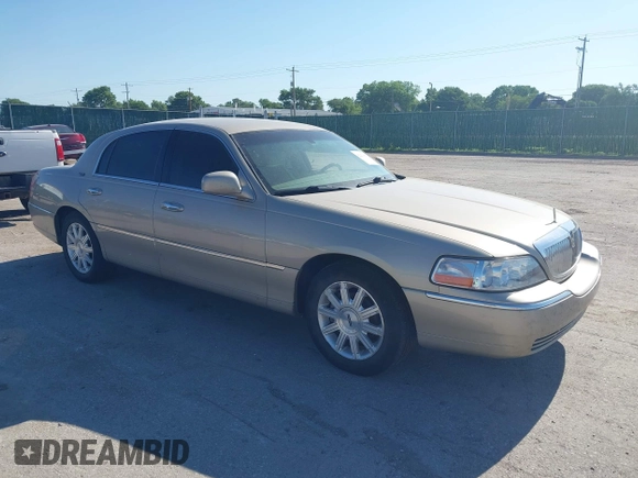 2006 Lincoln Town Car Signature Limited z VIN 1LNHM82V26Y628467, wystawiony jako IAAI lot #42221605 z przebiegiem 249 382 mil mil oraz . Historia ofert i sprzedaży dostępna na DreamBid. Obrazek 1.