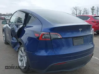 2022 Tesla Model Y Long Range with VIN 7SAYGDEE1NF329909, listed as a IAAI auction lot 41628643 with 32,824 mi miles. Bid and sale history available at carsss.com. Image 3.