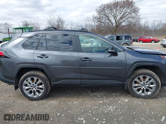 2025 Toyota RAV4 XLE Premium z VIN 2T3A1RFV2SC494497, wystawiony jako IAAI lot #42028044 z przebiegiem 7 773 mil mil oraz . Historia ofert i sprzedaży dostępna na DreamBid. Obrazek 13.