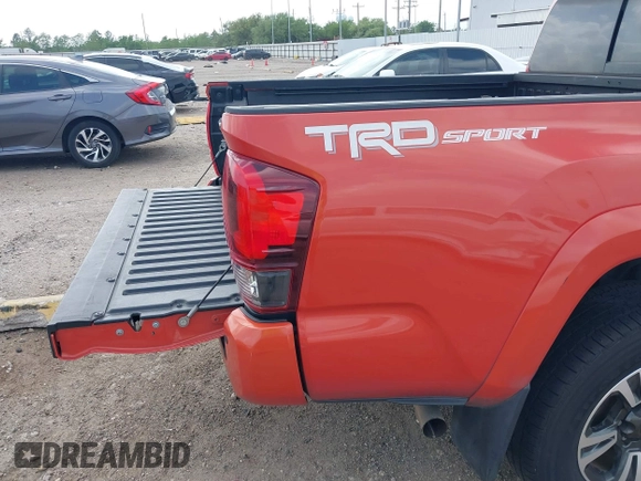 2018 Toyota Tacoma SR5 z VIN 3TMAZ5CN2JM076140, wystawiony jako IAAI lot #41913486 z przebiegiem 142 212 mil mil oraz . Historia ofert i sprzedaży dostępna na DreamBid. Obrazek 18.
