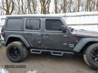 2020 Jeep Wrangler Unlimited Sport z VIN 1C4HJXDN3LW164701, wystawiony jako IAAI lot #41200437 z przebiegiem 102 272 mil mil oraz . Historia ofert i sprzedaży dostępna na DreamBid. Obrazek 13.