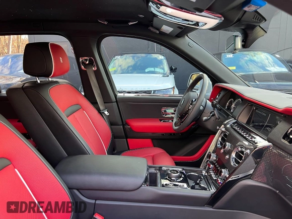 2022 Rolls-Royce Cullinan Black Badge z VIN SLATV8C02NU212169, wystawiony jako Copart lot #45190395 z przebiegiem 5 245 mil mil oraz Czysty tytuł • Clean title. Historia ofert i sprzedaży dostępna na DreamBid. Obrazek 7.