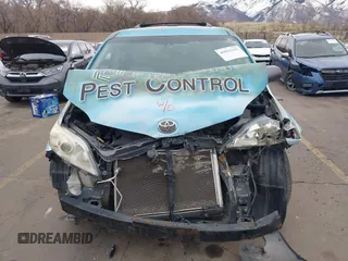 2012 Toyota Sienna XLE with VIN 5TDDK3DC3CS033755, listed as a IAAI auction lot 41815132 with 189,777 mi miles. Bid and sale history available at carsss.com. Image 12.