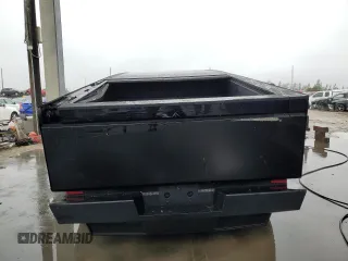 2024 Tesla Cybertruck z VIN 7G2CEHED2RA003418, wystawiony jako Copart lot #83414924 z przebiegiem Nie podano mil oraz Nie do naprawy • Non repairable. Historia ofert i sprzedaży dostępna na DreamBid. Obrazek 6.