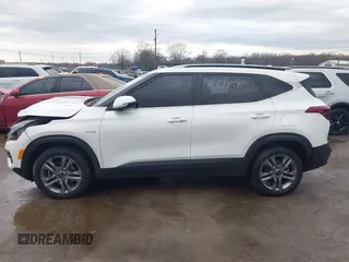 2022 Kia Seltos S z VIN KNDEUCAA7N7296295, wystawiony jako IAAI lot #41661457 z przebiegiem 45 293 mil mil oraz . Historia ofert i sprzedaży dostępna na DreamBid. Obrazek 15.