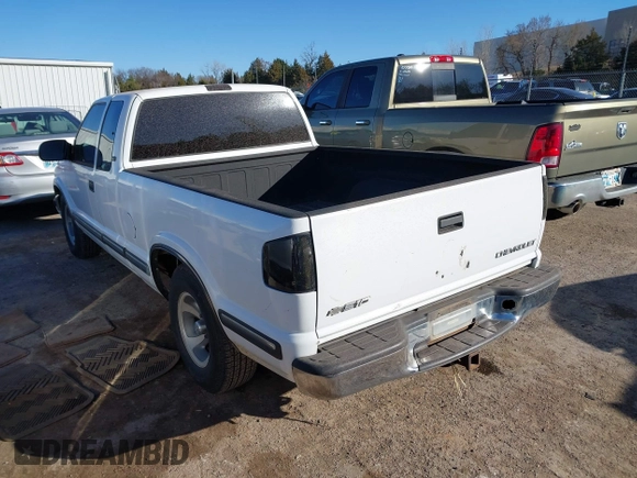 1999 Chevrolet S-10 LS with VIN 1GCCS19XXX8124043, listed as a IAAI auction lot 41730083 with 113,095 mi miles. Bid and sale history available at carsss.com. Image 3.