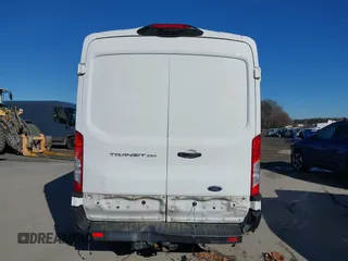 2022 Ford Transit Cargo z VIN 1FTBR2CG0NKA17606, wystawiony jako IAAI lot #41061434 z przebiegiem 64 062 mil mil oraz . Historia ofert i sprzedaży dostępna na DreamBid. Obrazek 16.