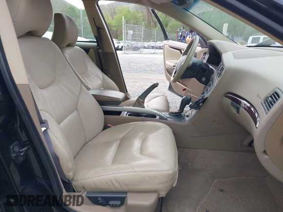 2001 Volvo V70 with VIN YV1SZ58D311042784, listed as a IAAI auction lot 42104753 with 140,141 mi miles. Bid and sale history available at carsss.com. Image 5.