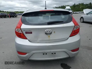 2013 Hyundai Accent SE z VIN KMHCU5AE2DU118005, wystawiony jako Copart lot #57415595 z przebiegiem 123 865 mil mil oraz Czysty tytuł • Clean title. Historia ofert i sprzedaży dostępna na DreamBid. Obrazek 6.