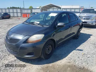 2009 Toyota Yaris z VIN JTDBT903X94057262, wystawiony jako IAAI lot #42056762 z przebiegiem 217 757 mil mil oraz . Historia ofert i sprzedaży dostępna na DreamBid. Obrazek 17.