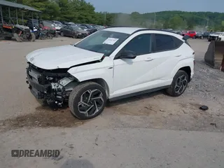 2025 Hyundai Kona с VIN KM8HBCA39SU190377, выставлен на аукционе IAAI как лот 42422763 с пробегом 3 131 миль миль и . История ставок и продаж доступна на DreamBid. Изображение 2.