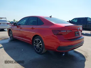 2024 Volkswagen Jetta Sport z VIN 3VWAM7BU7RM080664, wystawiony jako IAAI lot #41974493 z przebiegiem 14 254 mil mil oraz . Historia ofert i sprzedaży dostępna na DreamBid. Obrazek 3.