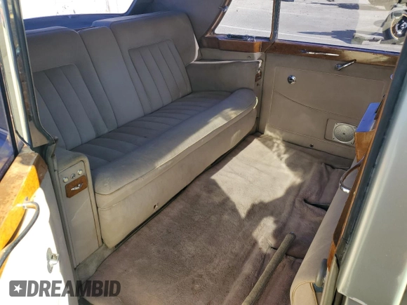 1966 Rolls-Royce Phantom z VIN 5VE47, wystawiony jako Copart lot #81837974 z przebiegiem 82 606 mil mil oraz Tytuł czysty. Historia ofert i sprzedaży dostępna na DreamBid. Obrazek 10.