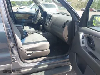 2005 Ford Escape XLT with VIN 1FMYU03185KB65040, listed as a IAAI auction lot 42133816 with 132,525 mi miles. Bid and sale history available at carsss.com. Image 5.