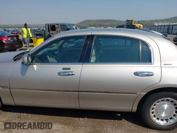 2002 Lincoln Town Car Executive z VIN 1LNHM81W12Y620302, wystawiony jako IAAI lot #41952738 z przebiegiem 83 062 mil mil oraz . Historia ofert i sprzedaży dostępna na DreamBid. Obrazek 14.