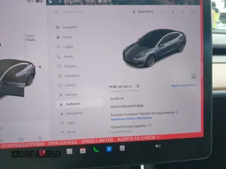 2018 Tesla Model 3 Long Range Battery z VIN 5YJ3E1EA2JF011588, wystawiony jako IAAI lot #42304226 z przebiegiem 56 819 mil mil oraz . Historia ofert i sprzedaży dostępna na DreamBid. Obrazek 7.