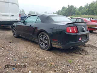 2011 Ford Mustang V6 z VIN 1ZVBP8EM7B5139351, wystawiony jako IAAI lot #42471805 z przebiegiem 80 513 mil mil oraz . Historia ofert i sprzedaży dostępna na DreamBid. Obrazek 3.