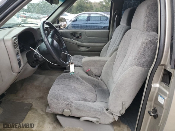 2002 GMC Sonoma SLS with VIN 1GTCS19W528254439, listed as a Copart auction lot 86689724 with 171,916 mi miles and Salvage Title. Bid and sale history available at carsss.com. Image 7.