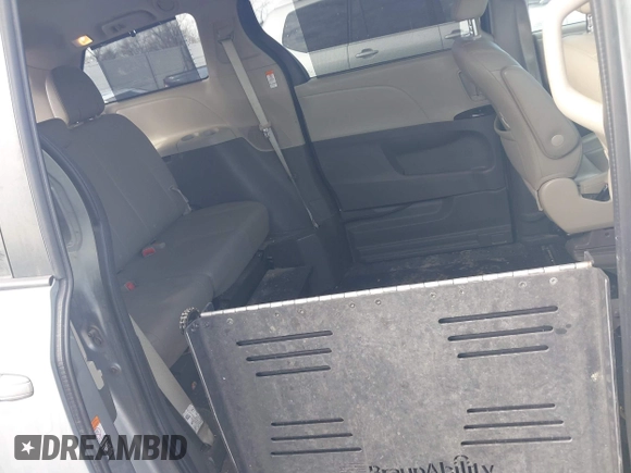 2019 Toyota Sienna XLE Auto Access Seat with VIN 5TDYZ3DC1KS002323, listed as a IAAI auction lot 41677879 with 86,470 mi miles. Bid and sale history available at carsss.com. Image 8.
