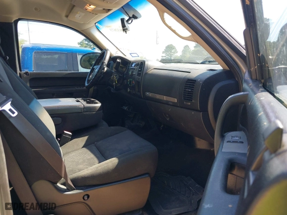 2010 Chevrolet Silverado 1500 LT with VIN 1GCSKSE35AZ298883, listed as a IAAI auction lot 39632673 with 165,950 mi miles. Bid and sale history available at carsss.com. Image 5.