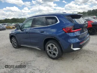 2025 BMW X1 xDrive28i z VIN WBX73EF03S5229226, wystawiony jako Copart lot #55457965 z przebiegiem 2490 mil mil oraz Tytuł czysty. Historia ofert i sprzedaży dostępna na DreamBid. Obrazek 2.