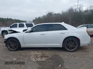 2016 Chrysler 300 S z VIN 2C3CCAGG5GH270347, wystawiony jako IAAI lot #41487152 z przebiegiem 104 041 mil mil oraz . Historia ofert i sprzedaży dostępna na DreamBid. Obrazek 15.