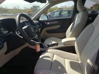 2025 Volvo XC40 Plus Bright Theme z VIN YV4L12UE6S2547385, wystawiony jako Copart lot #54303065 z przebiegiem 3158 mil mil oraz Szkody całkowita. Historia ofert i sprzedaży dostępna na DreamBid. Obrazek 7.