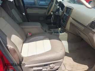 2004 Ford Explorer z VIN 1FMDU84W84UA81911, wystawiony jako IAAI lot #42536003 z przebiegiem 360 120 mil mil oraz . Historia ofert i sprzedaży dostępna na DreamBid. Obrazek 5.
