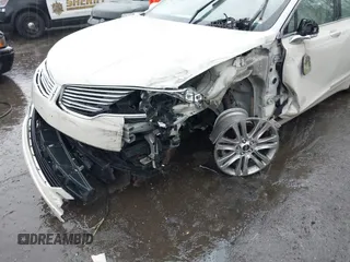 2015 Lincoln MKZ z VIN 3LN6L2JK1FR603766, wystawiony jako IAAI lot #41975944 z przebiegiem 81 547 mil mil oraz . Historia ofert i sprzedaży dostępna na DreamBid. Obrazek 6.
