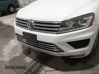 2016 Volkswagen Touareg Sport z VIN WVGEF9BP2GD010630, wystawiony jako IAAI lot #41837326 z przebiegiem 178 640 mil mil oraz . Historia ofert i sprzedaży dostępna na DreamBid. Obrazek 6.
