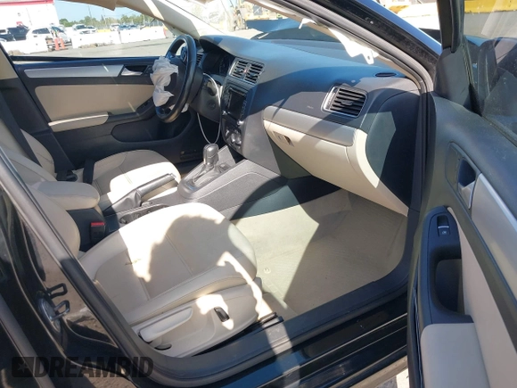 2014 Volkswagen Jetta SE z VIN 3VWD17AJ4EM419839, wystawiony jako IAAI lot #41994141 z przebiegiem 102 068 mil mil oraz . Historia ofert i sprzedaży dostępna na DreamBid. Obrazek 5.