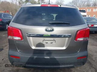 2011 Kia Sorento LX with VIN 5XYKTDA2XBG122465, listed as a IAAI auction lot 41832935 with 163,873 mi miles. Bid and sale history available at carsss.com. Image 16.