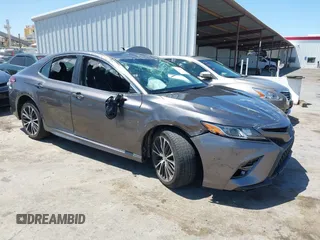 2018 Toyota Camry LE z VIN 4T1B11HK4JU646584, wystawiony jako IAAI lot #42194947 z przebiegiem 77 196 mil mil oraz . Historia ofert i sprzedaży dostępna na DreamBid. Obrazek 1.