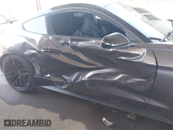 2017 Ford Mustang EcoBoost z VIN 1FA6P8TH9H5215435, wystawiony jako IAAI lot #42531715 z przebiegiem 81 730 mil mil oraz . Historia ofert i sprzedaży dostępna na DreamBid. Obrazek 6.