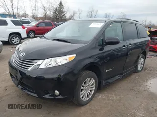 2017 Toyota Sienna XLE Auto Access Seat with VIN 5TDYZ3DC6HS826682, listed as a IAAI auction lot 41932138 with 33,827 mi miles. Bid and sale history available at carsss.com. Image 17.