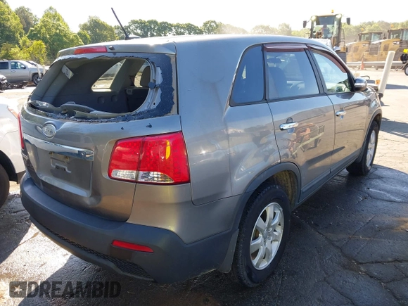 2012 Kia Sorento LX z VIN 5XYKT3A19CG231096, wystawiony jako IAAI lot #42193607 z przebiegiem 200 899 mil mil oraz . Historia ofert i sprzedaży dostępna na DreamBid. Obrazek 4.