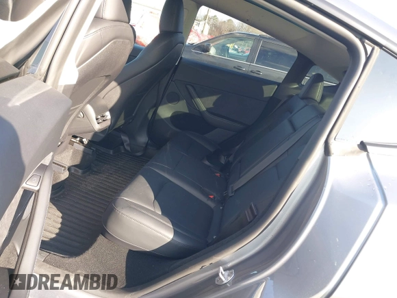 2024 Tesla Model Y Long Range z VIN 7SAYGDEE7RA300756, wystawiony jako IAAI lot #41922910 z przebiegiem 4 262 mil mil oraz . Historia ofert i sprzedaży dostępna na DreamBid. Obrazek 8.