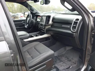 2019 Ram 1500 Big Horn z VIN 1C6RREFT7KN522858, wystawiony jako IAAI lot #41938140 z przebiegiem 115 165 mil mil oraz . Historia ofert i sprzedaży dostępna na DreamBid. Obrazek 5.
