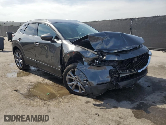 2023 Mazda CX-30 S Premium z VIN 3MVDMBDM9PM558451, wystawiony jako Copart lot #53997465 z przebiegiem 27 633 mil mil oraz Nie do naprawy • Non repairable. Historia ofert i sprzedaży dostępna na DreamBid. Obrazek 4.