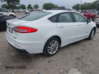 2019 Ford Fusion SE with VIN 3FA6P0LU4KR204801, listed as a IAAI auction lot 41977106 with 101,675 mi miles. Bid and sale history available at carsss.com. Image 4.