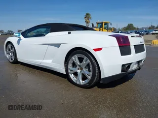 2008 Lamborghini Gallardo z VIN ZHWGU22T18LA07324, wystawiony jako IAAI lot #41835407 z przebiegiem 26 552 mil mil oraz . Historia ofert i sprzedaży dostępna na DreamBid. Obrazek 3.